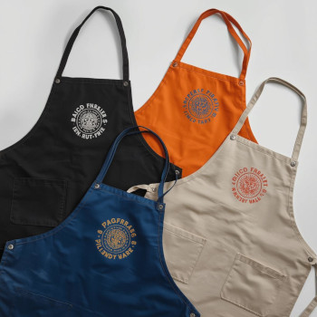 Schürzen besticken Schürzen besticken Ein Bild zeigt vier Schürzen mit bestickten Logos